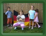 60.er Geburtstag Fritz Dieter 004 * Bild der Woche 26/2008 Wir sind Deutschland Aron, Sophie,Melissa und Lea mit einer Zwerg Plymoth Rock silberfarbig gebändert * 2560 x 1920 * (2.48MB)